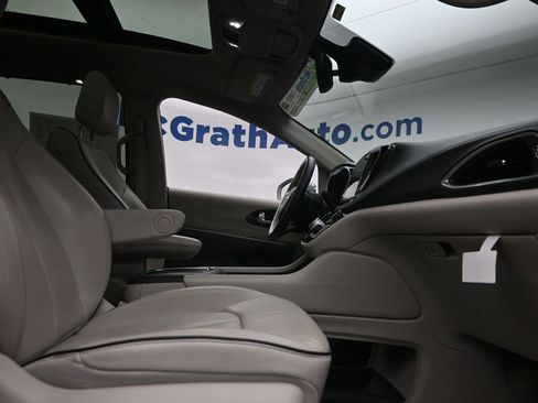 Used 2021 Chrysler Pacifica Limited AWD/4WD image 7