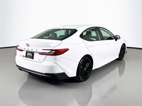 Used 2025 Toyota Camry SE image 13