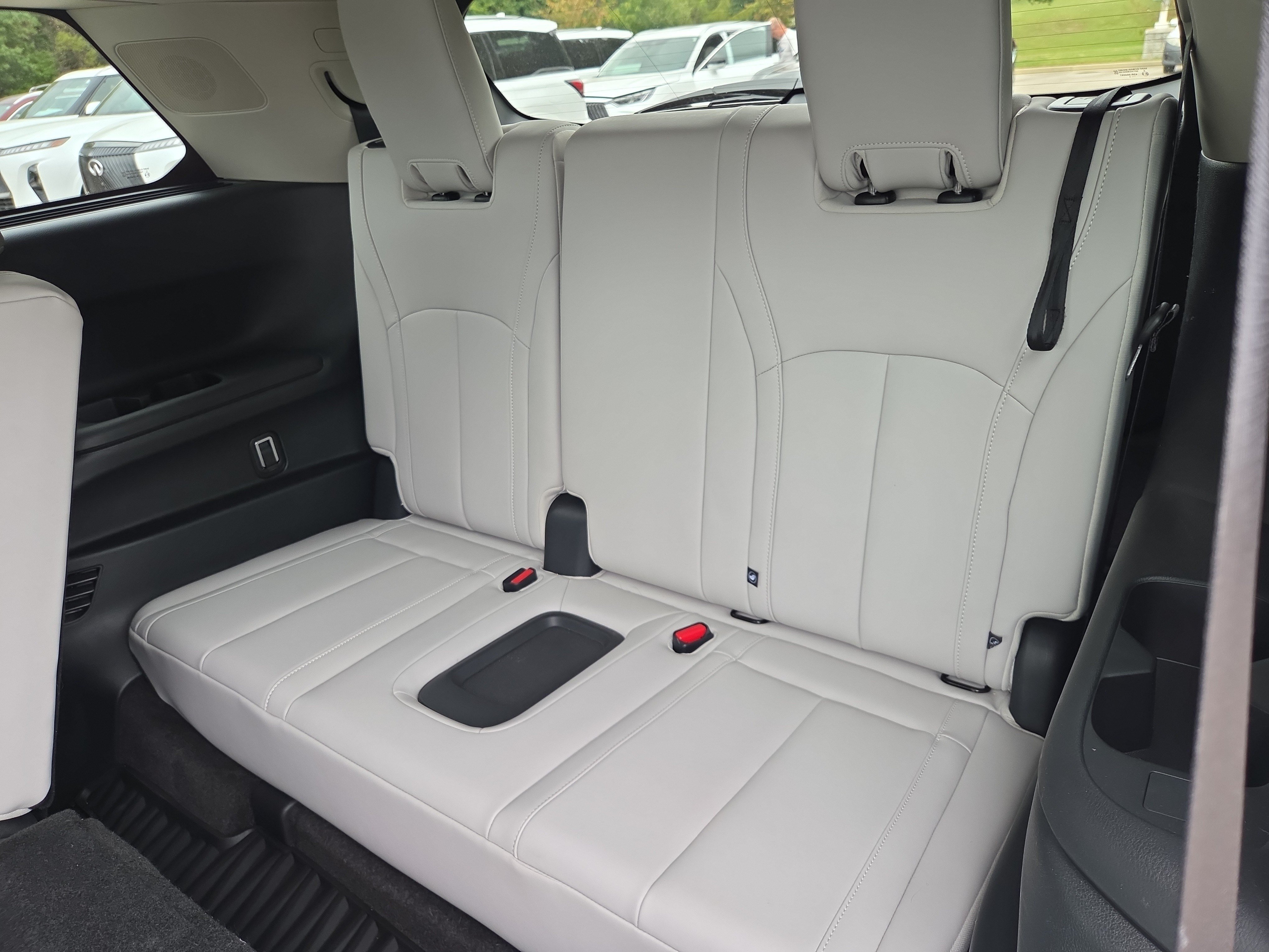 Used 2027 INFINITI QX60 Luxe w/ Cargo Package FWD image 9