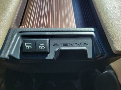 Used 2024 Toyota Sienna XLE FWD image 14