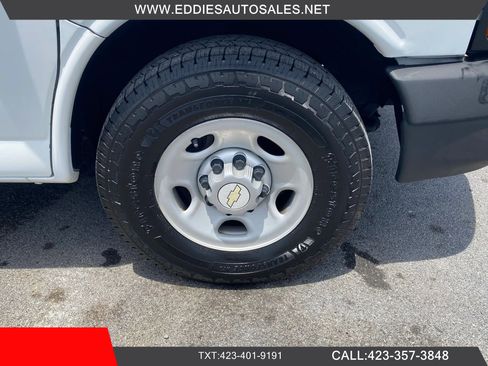 Used 2011 Chevrolet Express 2500 RWD image 25