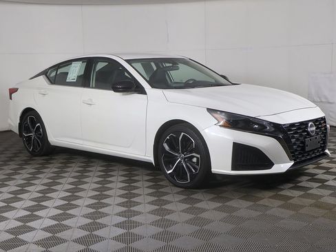 Used 2024 Nissan Altima 2.5 SR FWD image 2
