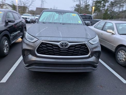 Used 2022 Toyota Highlander L image 2
