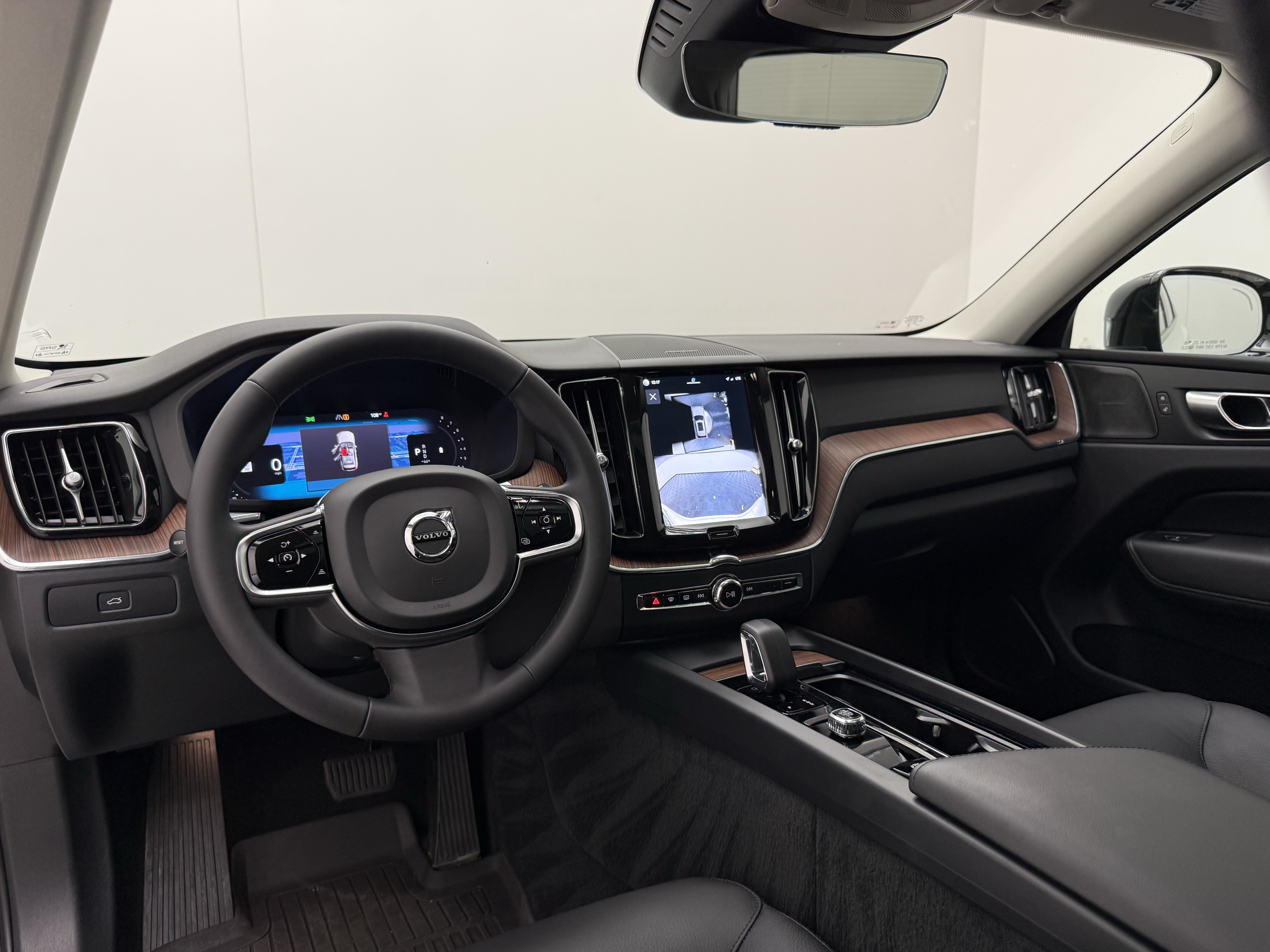 Certified 2024 Volvo XC60 B5 Plus w/ Protection Package Premier AWD/4WD image 27