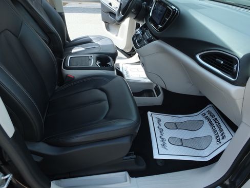 Used 2023 Chrysler Pacifica Touring-L FWD image 14