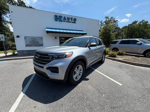 Used 2022 Ford Explorer XLT w/ Class IV Trailer Tow Package RWD image 2