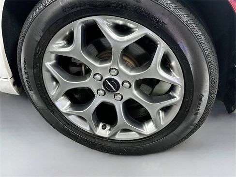 Used 2018 Chrysler 300 S w/ 300S Premium Group image 33