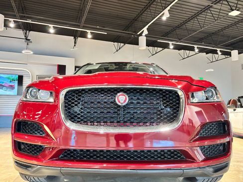 Used 2017 Jaguar F-PACE Premium image 3