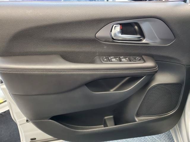 Used 2026 Chrysler Voyager LX FWD image 17