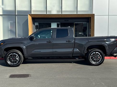 Used 2025 Toyota Tacoma TRD Sport AWD/4WD image 5