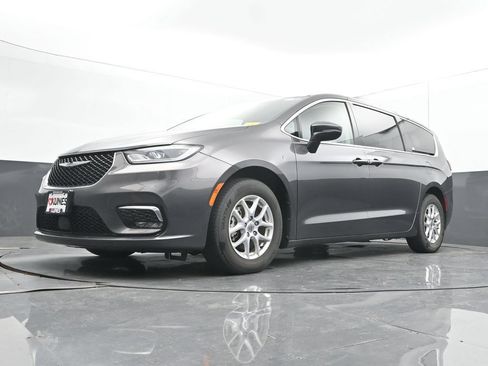Used 2023 Chrysler Pacifica Touring-L FWD image 43
