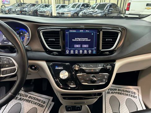 Used 2018 Chrysler Pacifica Touring-L Plus FWD image 24