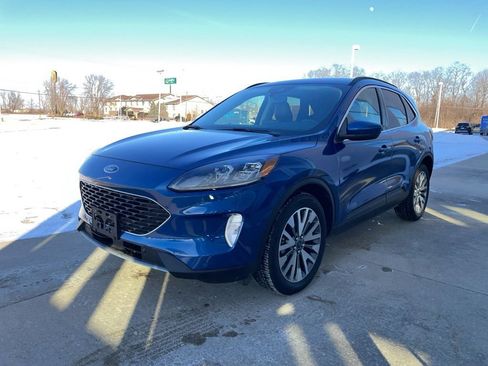 Used 2022 Ford Escape Titanium image 2