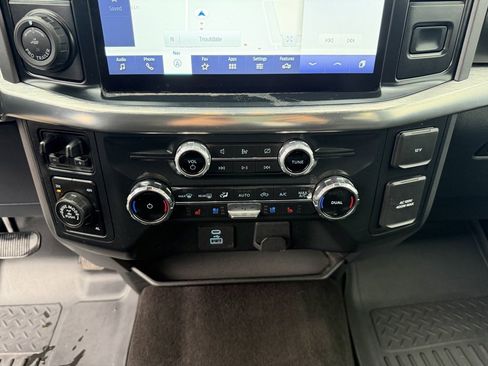 Used 2022 Ford F150 Lariat w/ Trailer Tow Package image 25