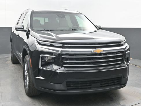 Used 2025 Chevrolet Traverse LT image 3