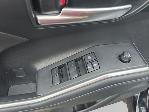 Used 2023 Toyota Highlander XLE AWD/4WD image 11