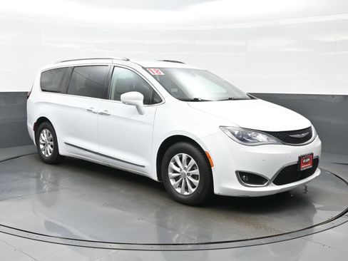 Used 2018 Chrysler Pacifica Touring-L Plus w/ Advanced Safetytec Group FWD image 8