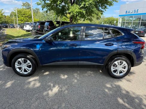 Used 2024 Chevrolet Trax LS w/ Driver Confidence Package FWD image 2