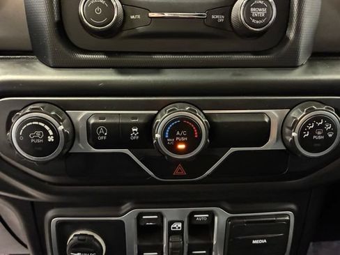 Used 2018 Jeep Wrangler Unlimited Sport AWD/4WD image 27