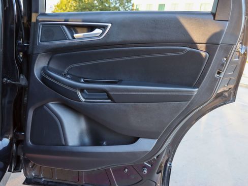 Used 2019 Ford Edge Titanium image 10