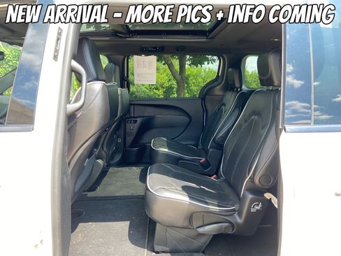 Used 2025 Chrysler Pacifica Limited FWD image 5