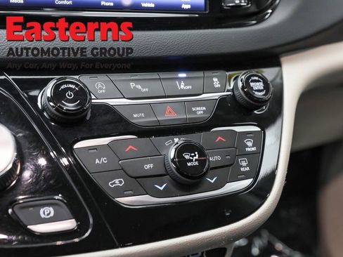 Used 2023 Chrysler Pacifica Touring-L FWD image 20