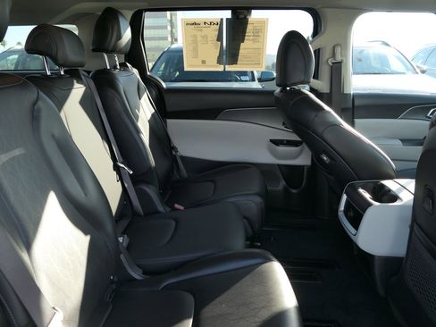 Used 2023 Kia Carnival LX image 25