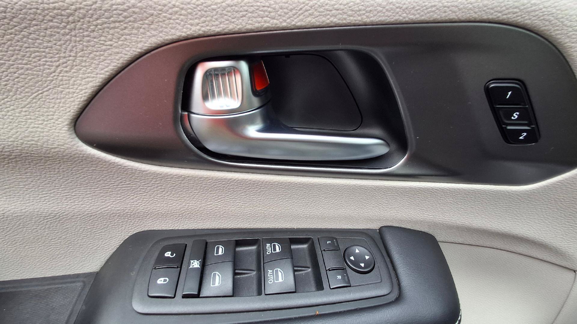 Used 2023 Chrysler Pacifica Touring-L FWD image 16