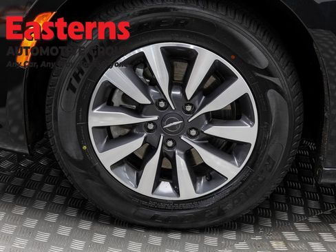 Used 2023 Chrysler Pacifica Touring-L FWD image 34