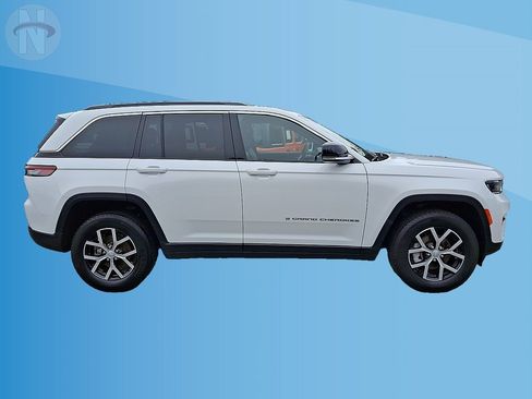 Used 2024 Jeep Grand Cherokee Limited AWD/4WD image 18