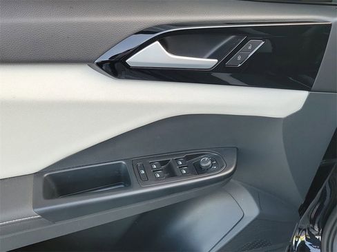 Used 2025 Volkswagen Taos S image 23