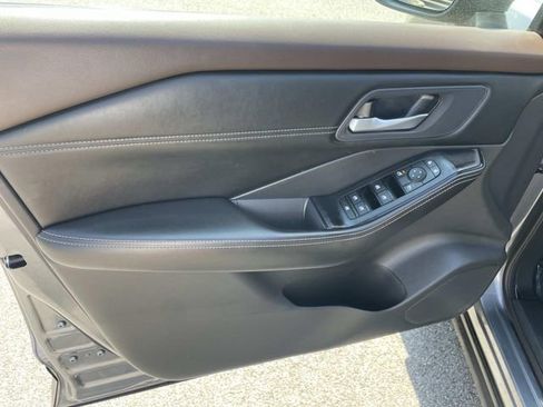 Used 2023 Nissan Rogue SV w/ SV Premium B Package FWD image 16