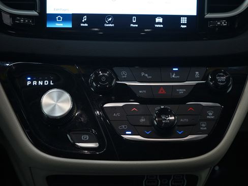 Used 2023 Chrysler Pacifica Touring-L FWD image 17