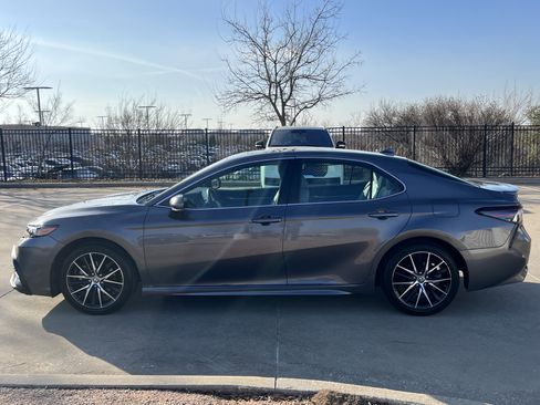 Used 2021 Toyota Camry SE w/ Convenience Package image 4