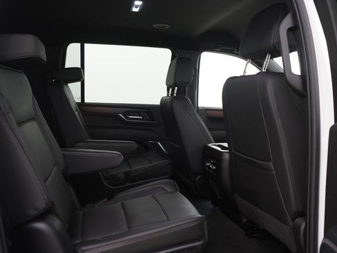 Used 2025 GMC Yukon XL Denali AWD/4WD image 14