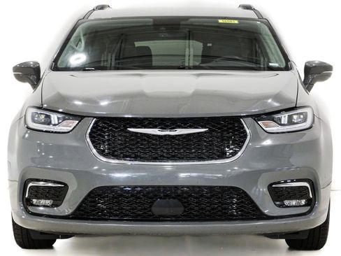 Used 2022 Chrysler Pacifica Touring-L FWD image 2