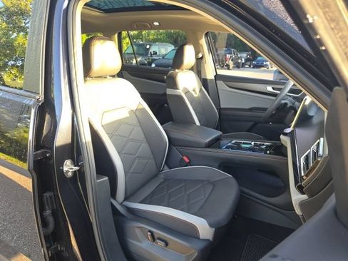 Used 2024 Volkswagen Atlas Peak Edition SEL AWD/4WD image 16