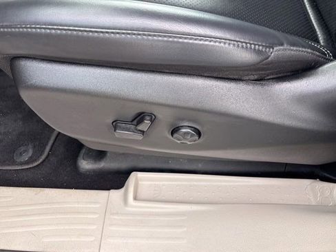 Used 2023 Chrysler Pacifica Touring-L FWD image 11