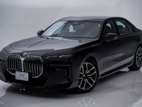 Used 2025 BMW 740i xDrive image 3