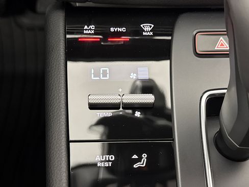 Certified 2026 Porsche Macan AWD/4WD image 19