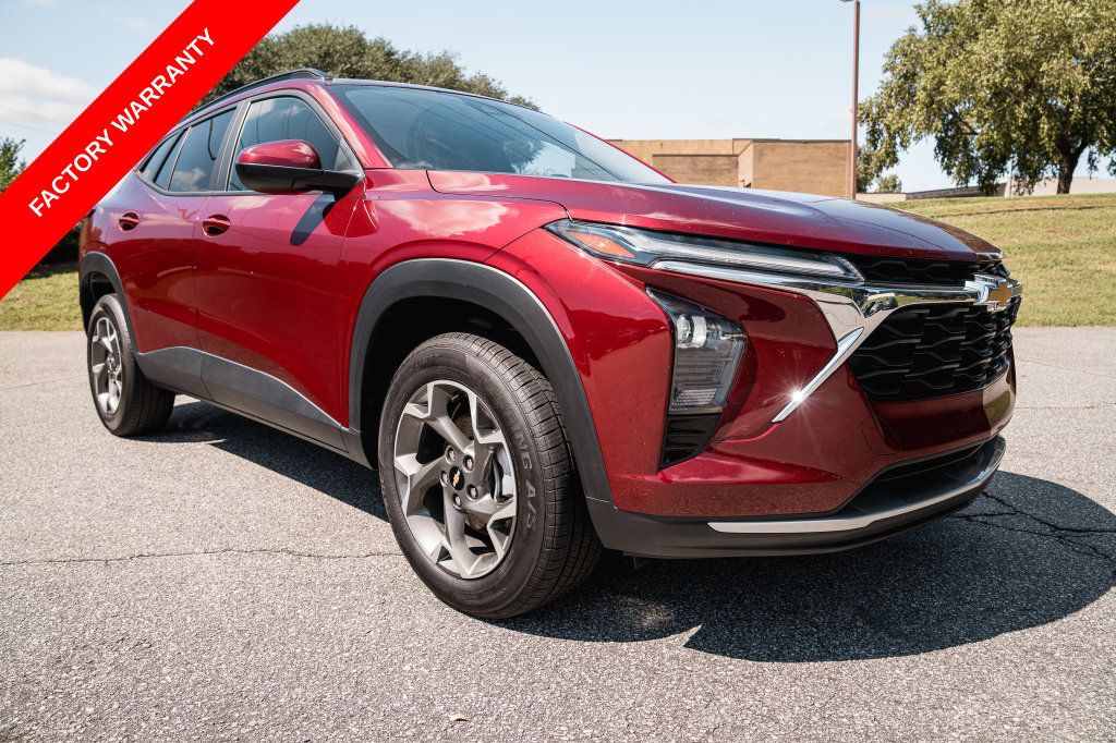 Used 2025 Chevrolet Trax LT FWD image 10