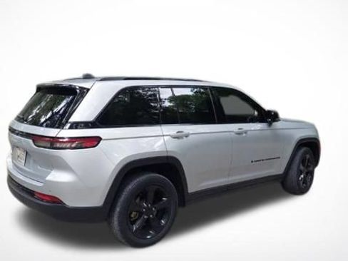 Used 2022 Jeep Grand Cherokee Altitude AWD/4WD image 6