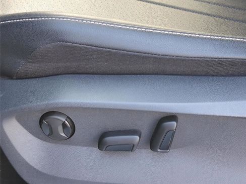 Used 2023 Volkswagen Tiguan SE R-Line image 14