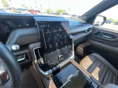 Used 2025 GMC Yukon XL Denali Ultimate w/ LPO, Floor Liner Package AWD/4WD image 47