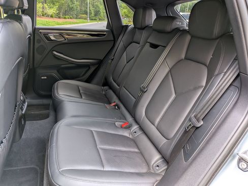 Certified 2022 Porsche Macan S AWD/4WD image 19