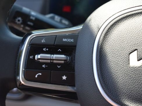Used 2025 Kia Carnival FWD image 15