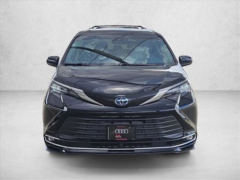 Used 2024 Toyota Sienna XLE FWD image 2