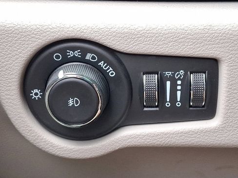 Used 2023 Chrysler Pacifica Touring-L FWD image 26