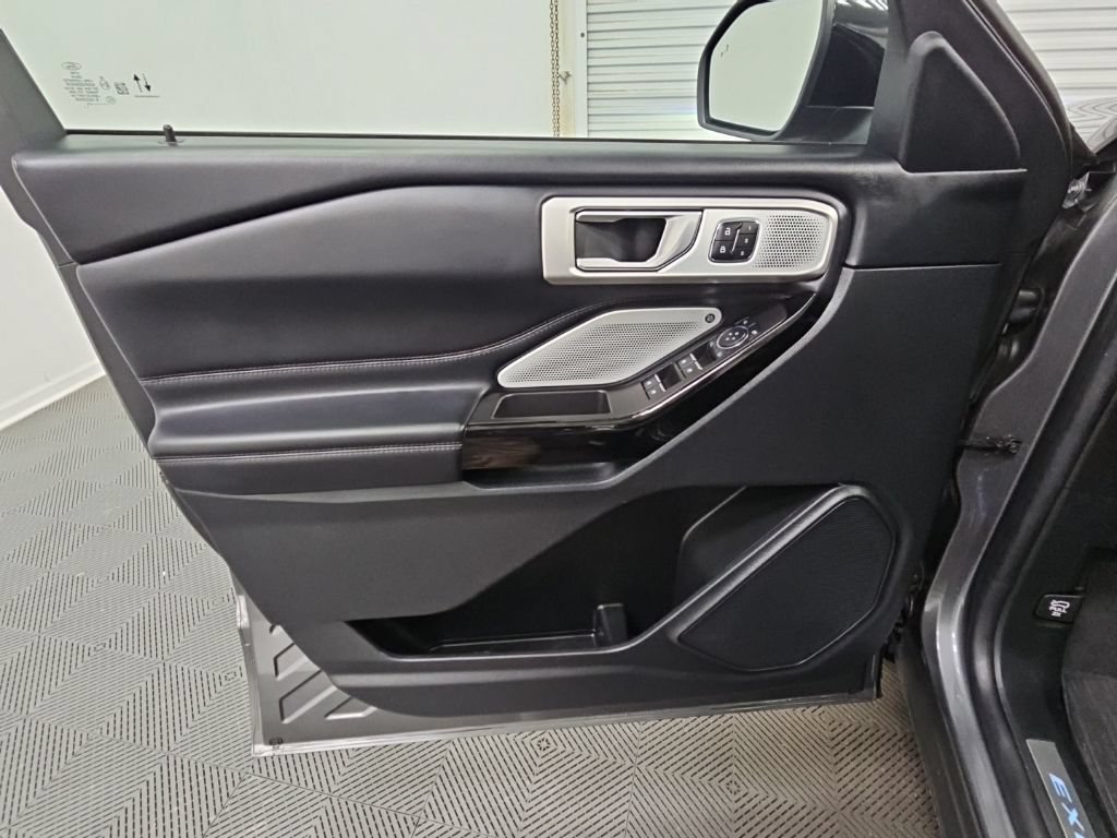 Used 2023 Ford Explorer Platinum w/ Technology Package AWD/4WD image 31