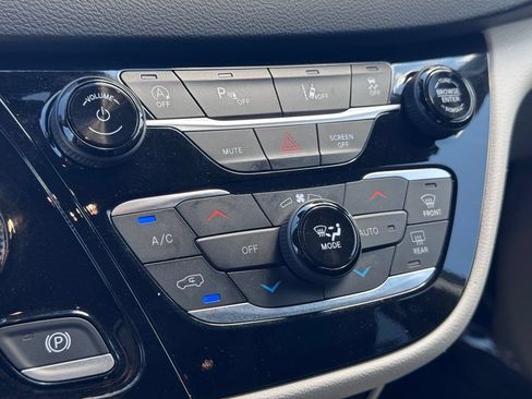 Used 2023 Chrysler Pacifica Touring-L FWD image 11